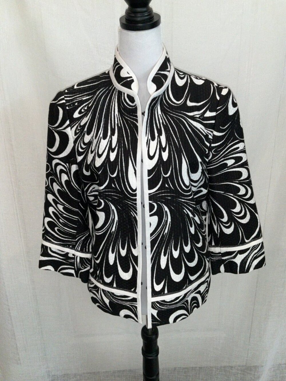 Chico's Medium Floral Black/White Jacket Blazer size 1 - Picture 2 of 7